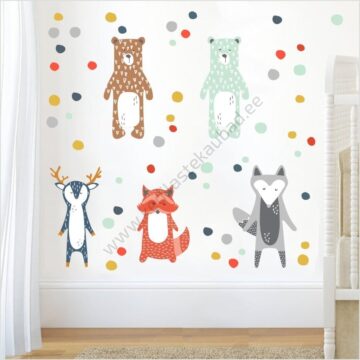 nordic-style-cartoon-giraffe-bear-fox-wall