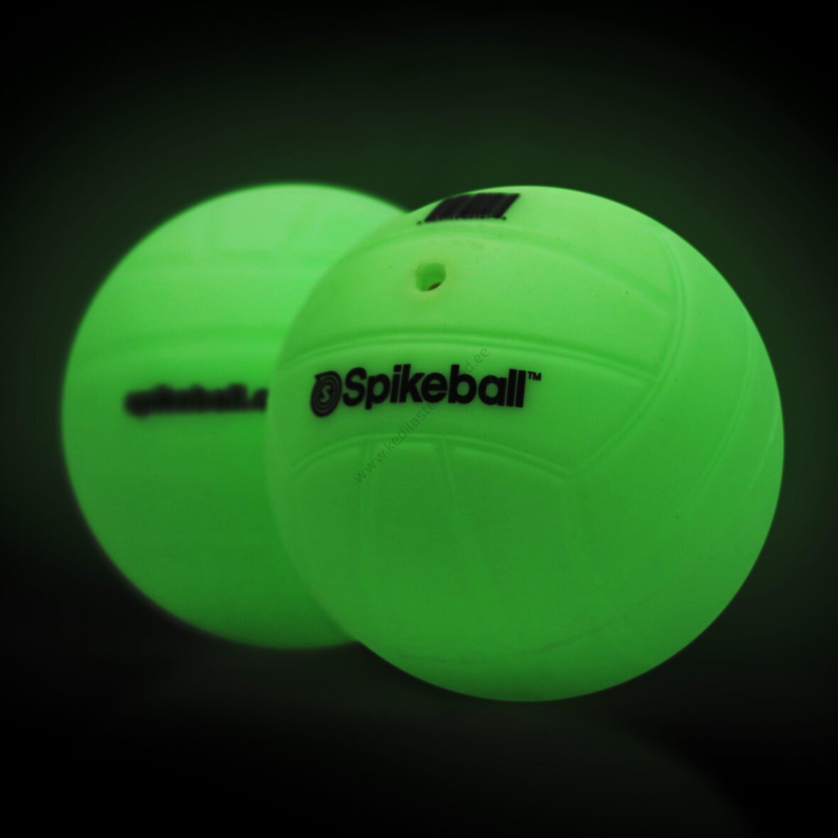 Glow-Balls-spikeball-pimedas-helendavad-pallid-2