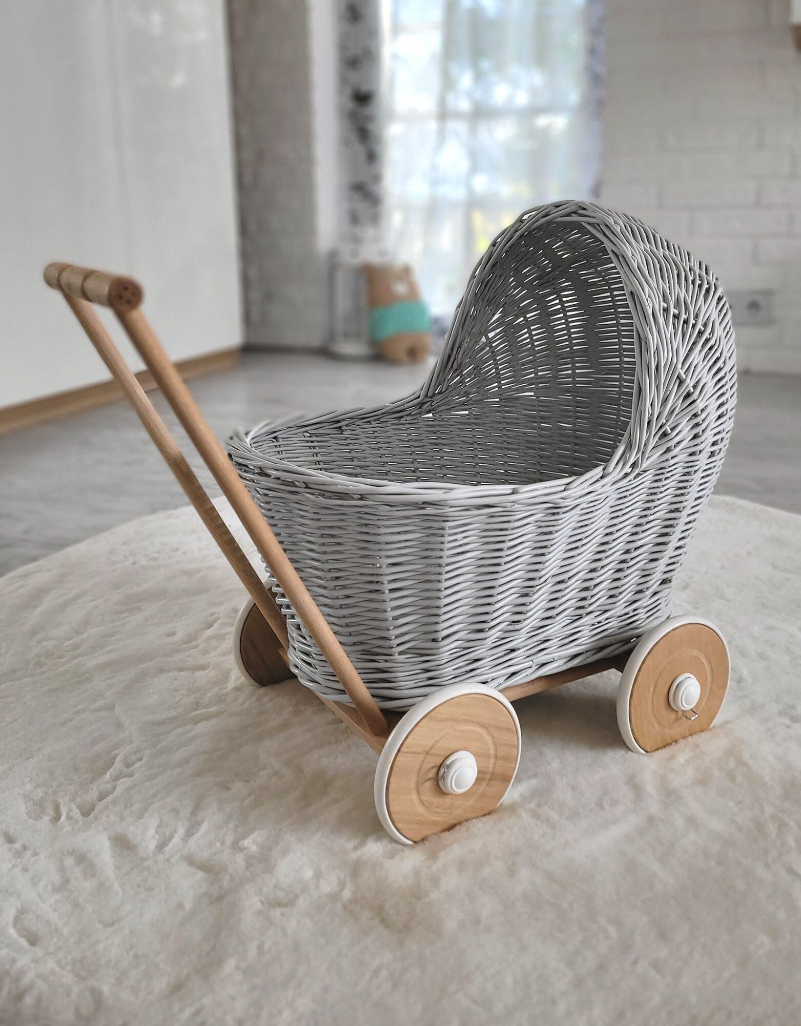 Punutud värviline nukukäru