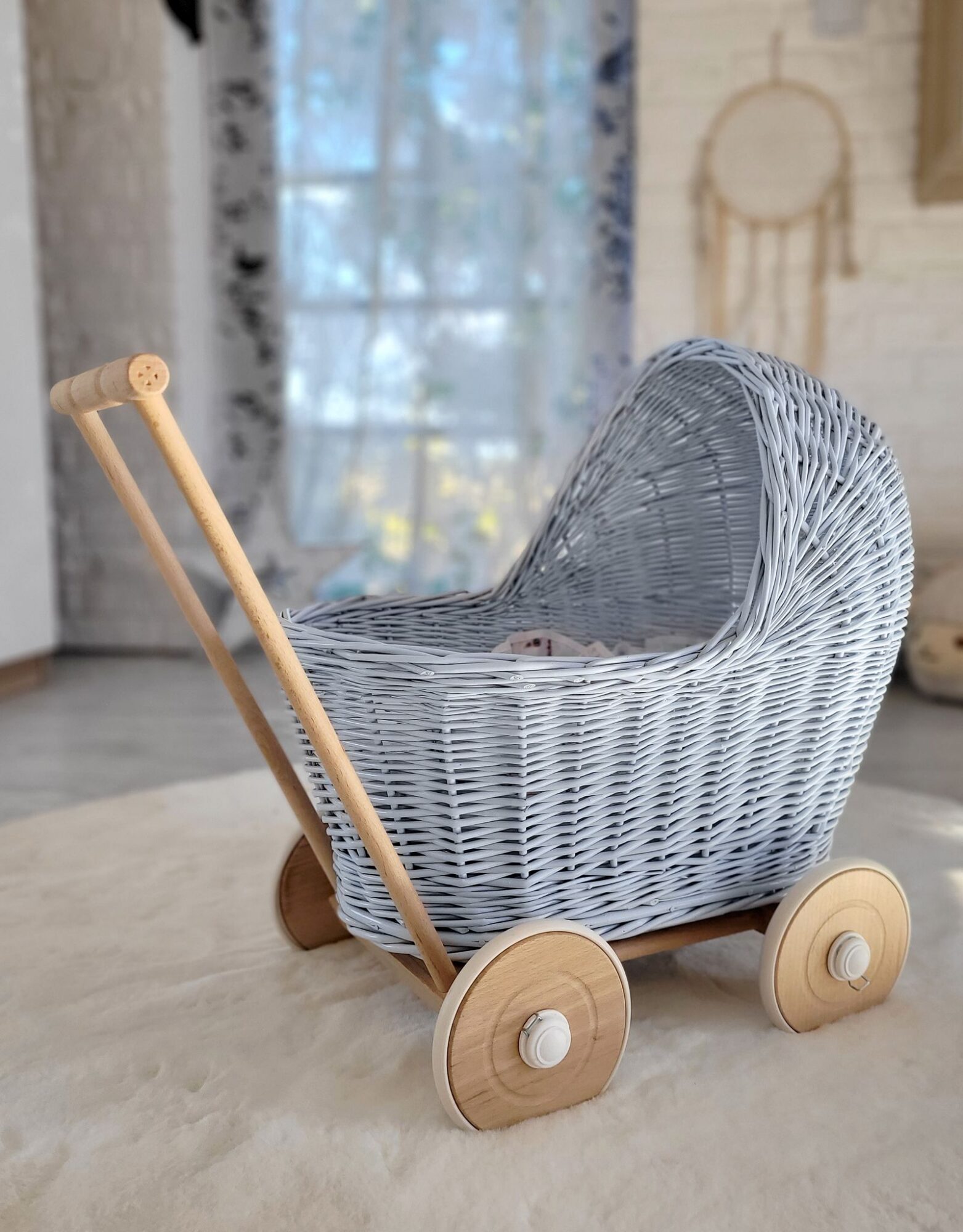 Punutud värviline nukukäru